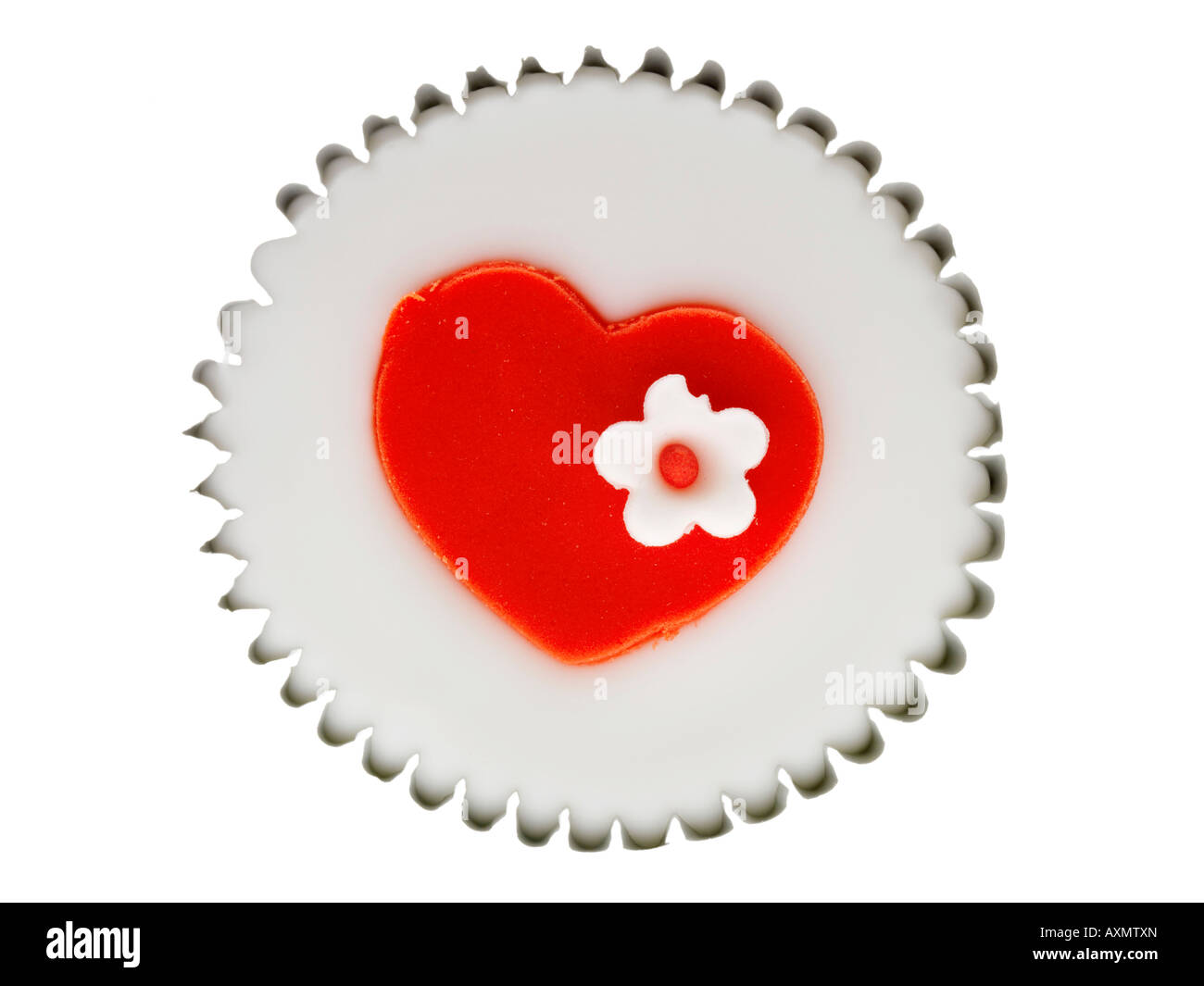Fresche novità Valentine celebrazione singoli decorate con un amore cuore tortine isolata contro uno sfondo bianco con nessun popolo e tagliati Foto Stock
