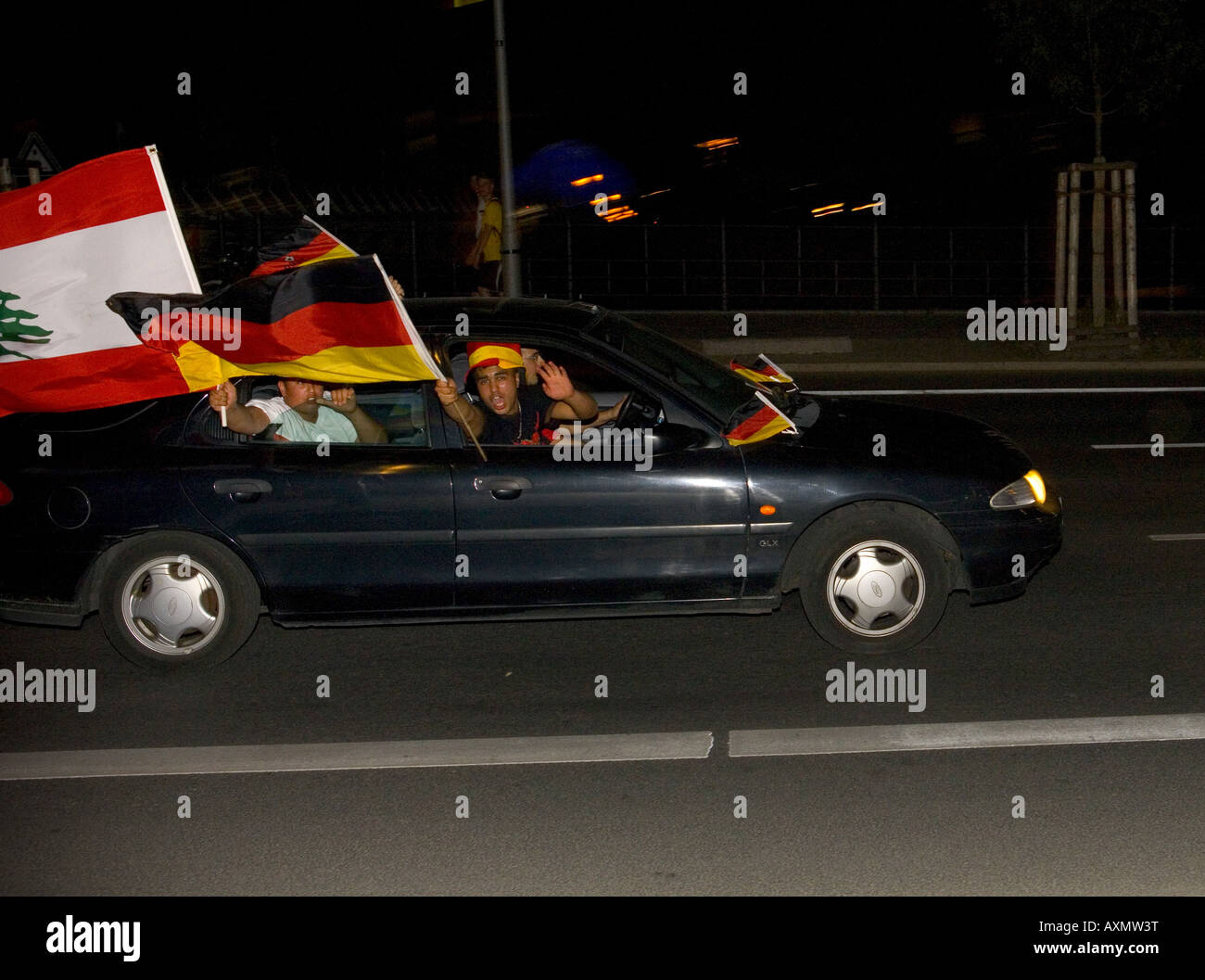 Dopo la partita di calcio Germania Polonia quando i tedeschi hanno fatto il loro obiettivo in minute 91sulla Oranienburger Strafle in Berlin Mitte Foto Stock