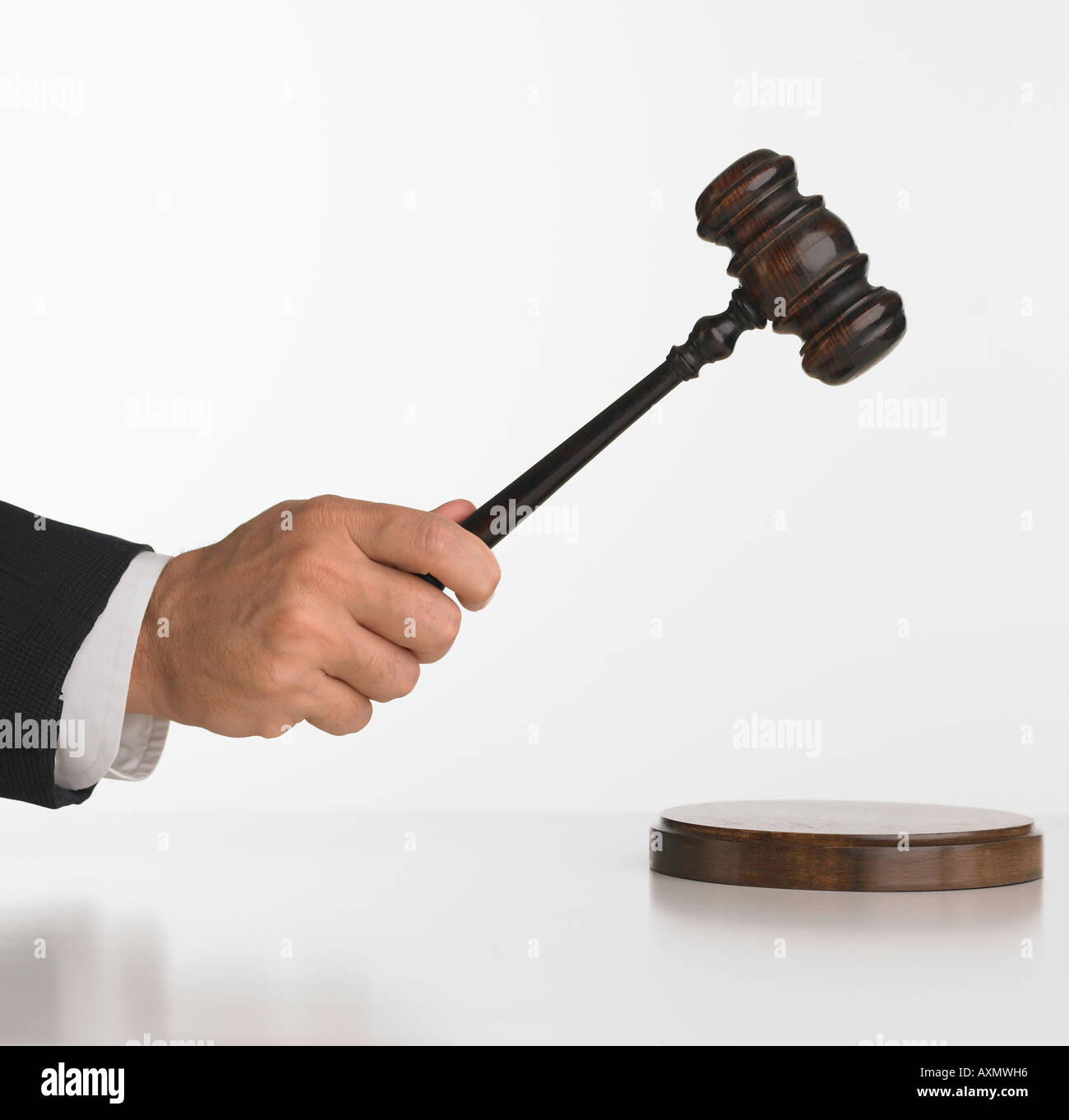 Close up studio shot del giudice s mano con martello Foto stock - Alamy