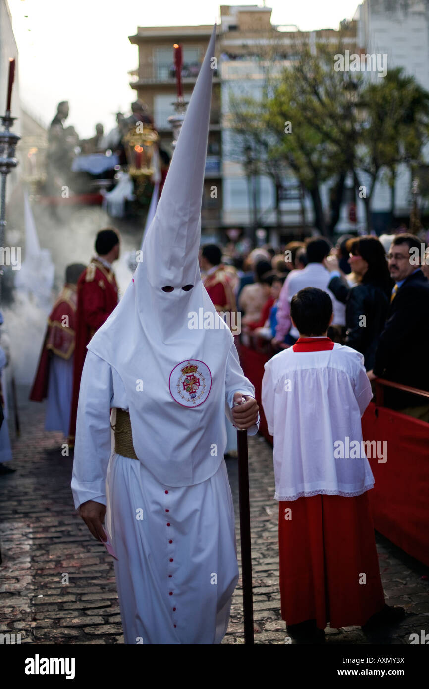 Di penitenti incappucciati, la Settimana Santa, Siviglia, Spagna Foto Stock