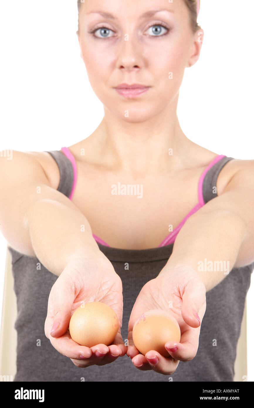 Giovane Donna scelta di uova Modello rilasciato Foto Stock