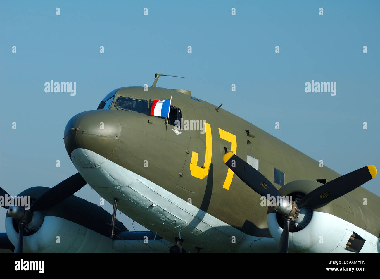 Il vecchio aereo Douglas DC-3 Dakota (C-47) con una bandiera francese sul cockpit durante un annata francese air show in La Ferte Alais Foto Stock