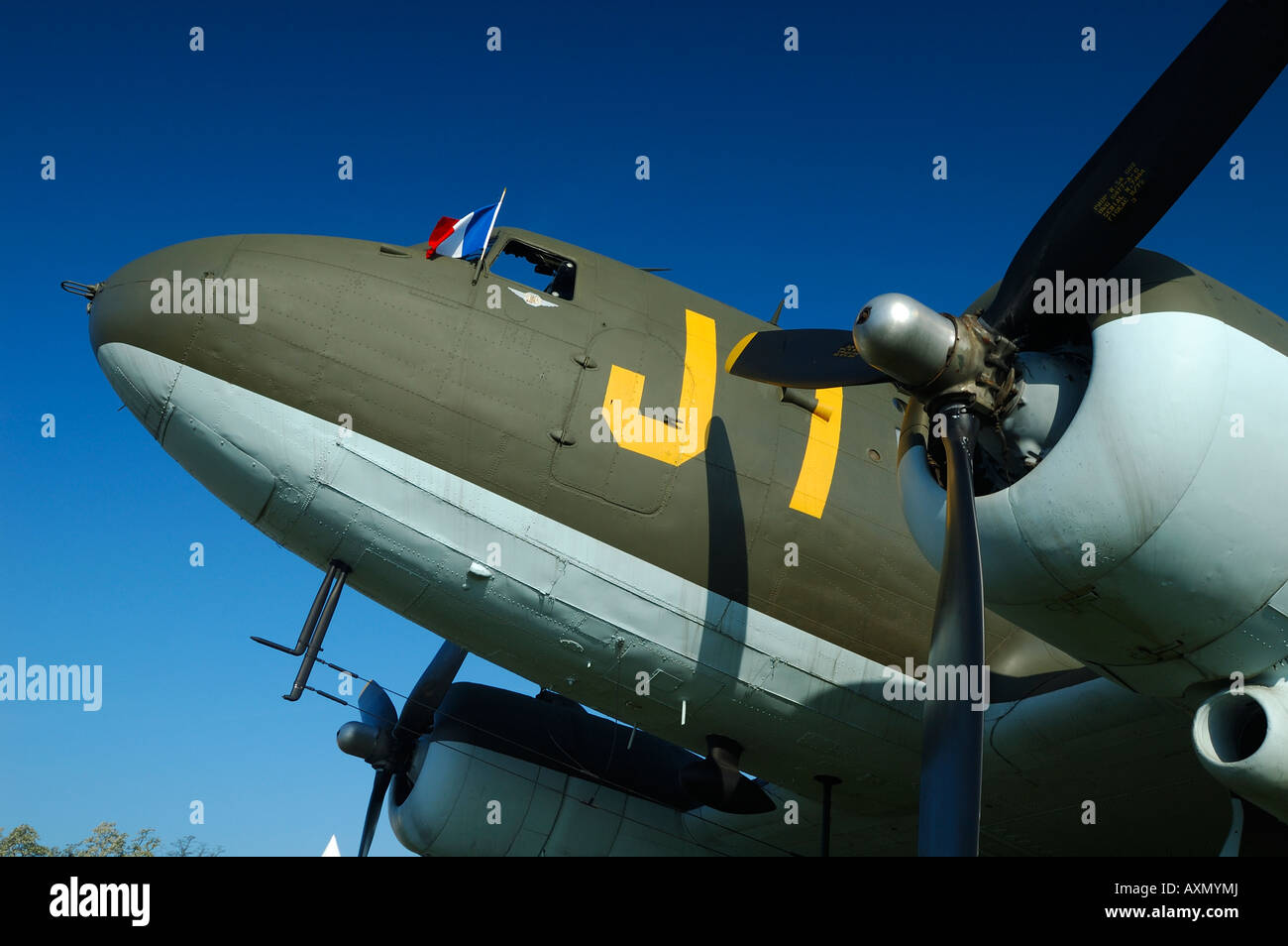 Il vecchio aereo Douglas DC-3 Dakota (C-47) con una bandiera francese sul cockpit durante un francese airshow vintage in La Ferte Alais Foto Stock