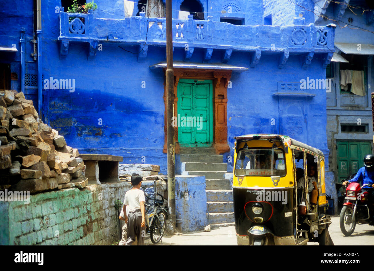 Auto rickshaws davanti a una casa blu in Jodhpur in India Foto Stock
