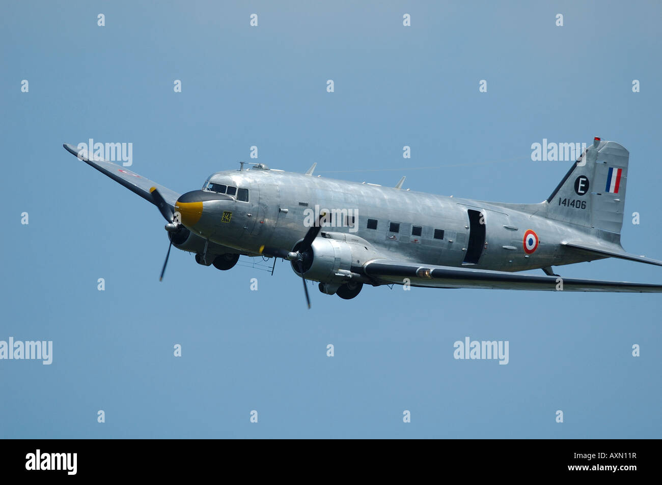 Il vecchio aereo Douglas DC-3 Dakota (C-47) in volo durante un francese airshow vintage in La Ferte Alais Foto Stock