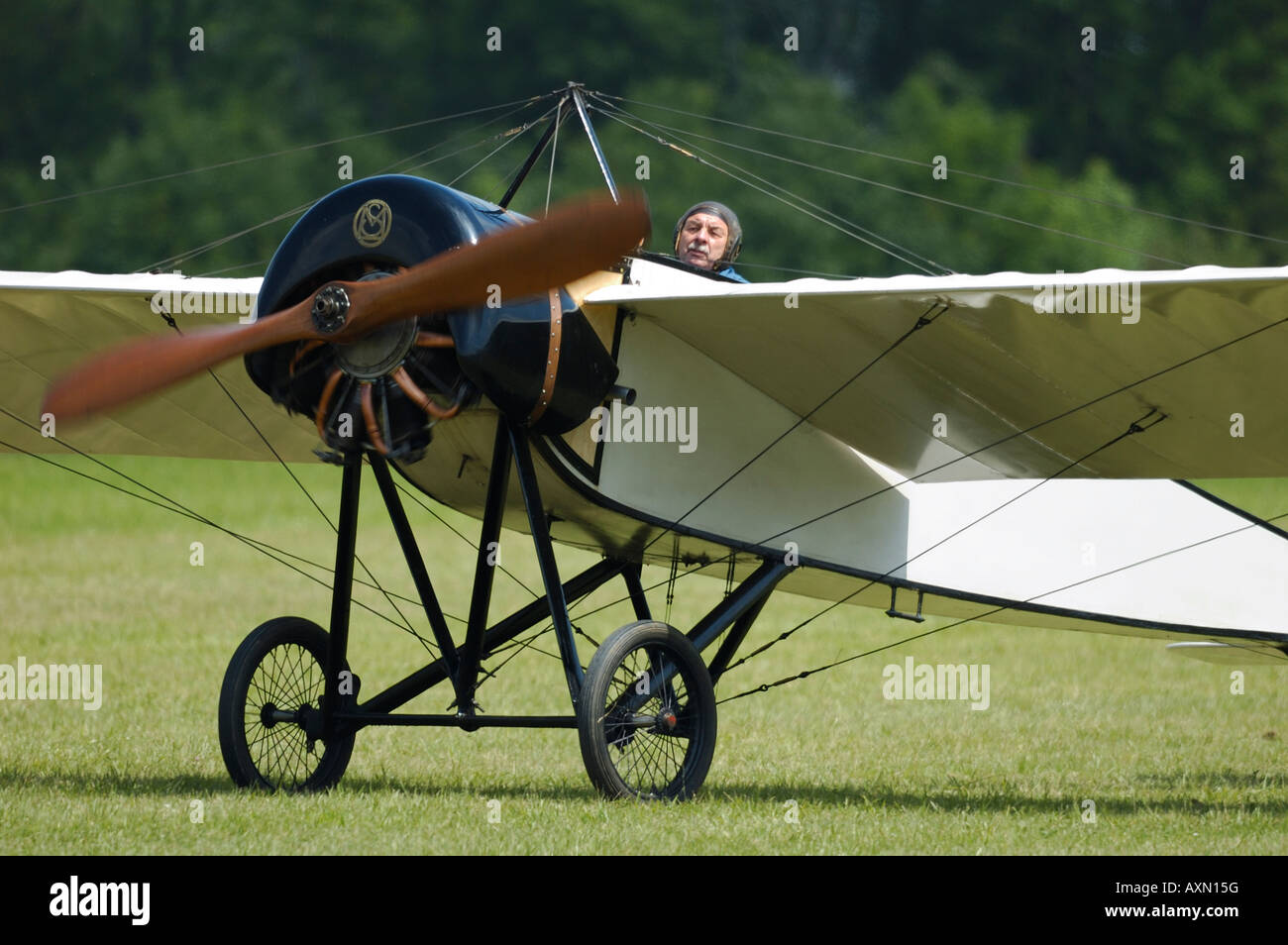 Replica francese del piano storico Morane tipo H, motorizzato da un originale motore rotativo, vintage francese air show, La Ferte Alais Foto Stock