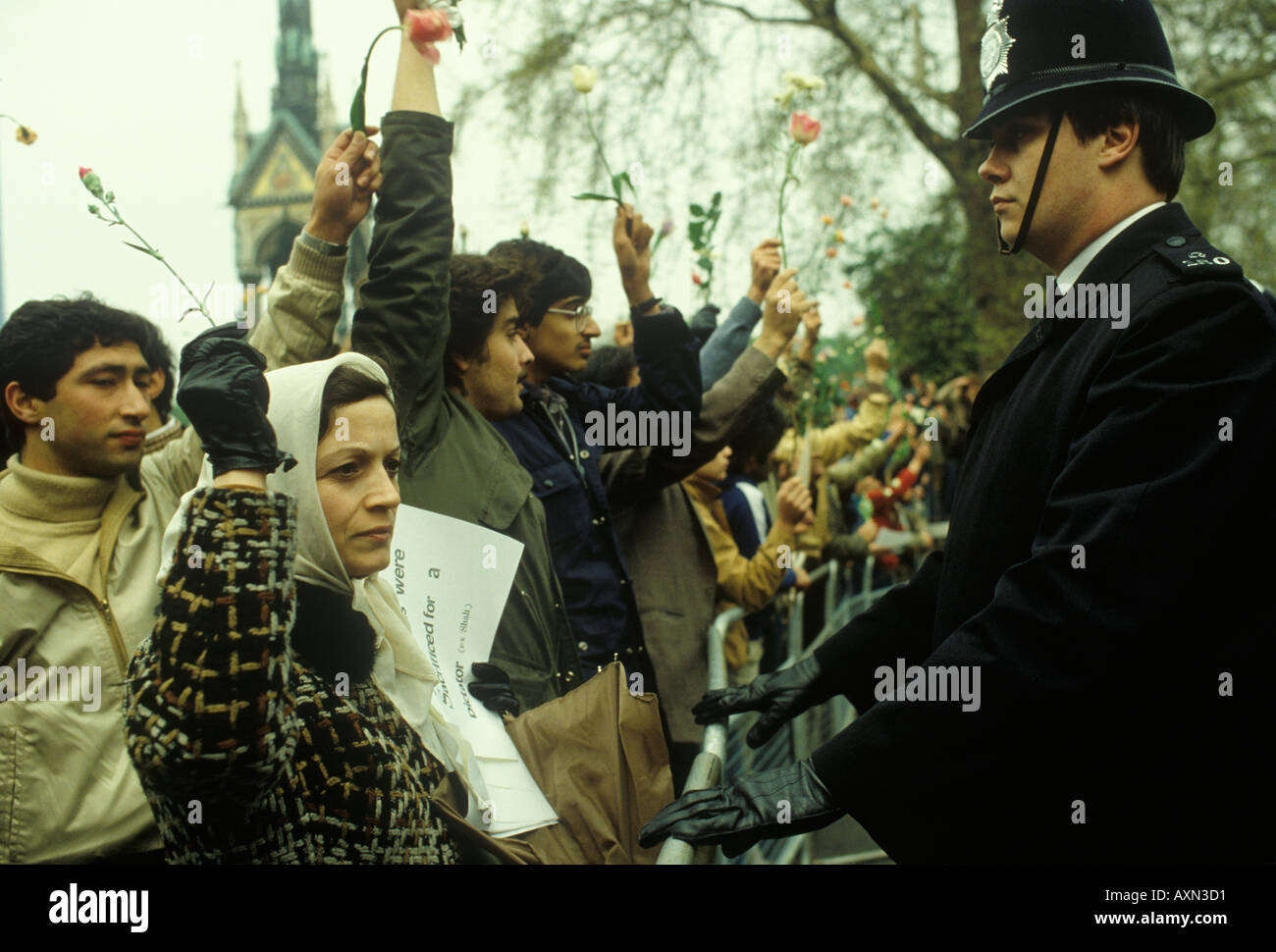 Assedio dell'ambasciata iraniana, Kensington Londra Inghilterra aprile maggio 1980 manifestanti pacifici tengono fiori sopra la testa. 1980 UK HOMER SYKES Foto Stock