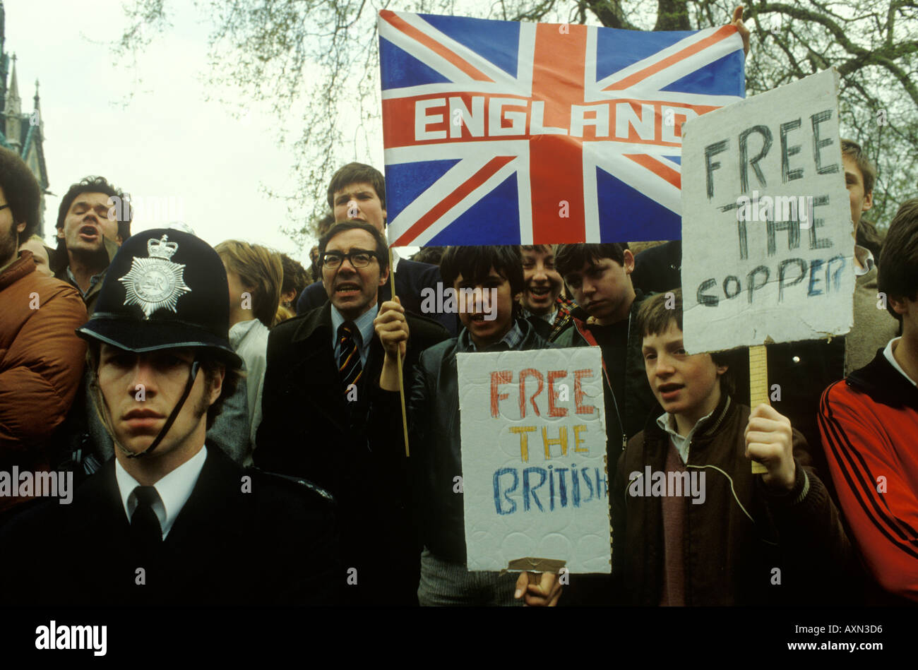 Ambasciata iraniana assedio Kensington Londra Inghilterra Maggio 1980 Free the Copper fu PC Trevor Lock che sorvegliava l'ambasciata e prese prigioniere anni '80 Foto Stock