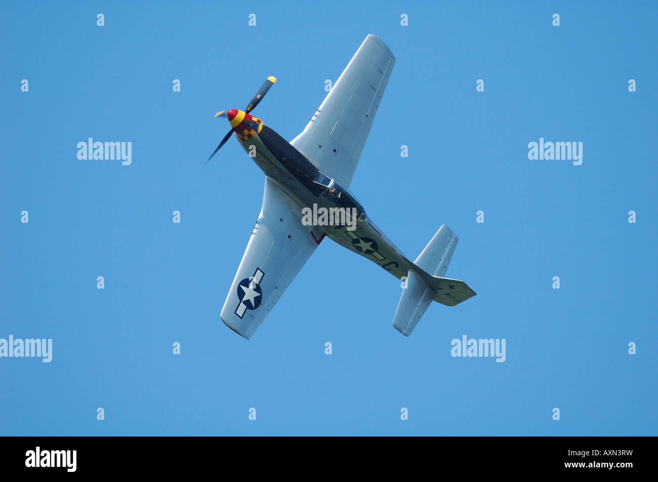 North American P-51D Mustang in volo durante la vendemmia francese air show in La Ferte Alais, Francia Foto Stock