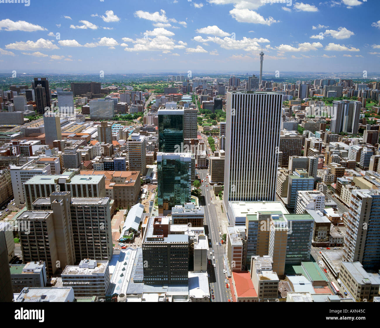 Una vista di Johannesburg CBD e sobborghi settentrionali come visto dal piano superiore del Carlton Centre in Sud Africa. Foto Stock