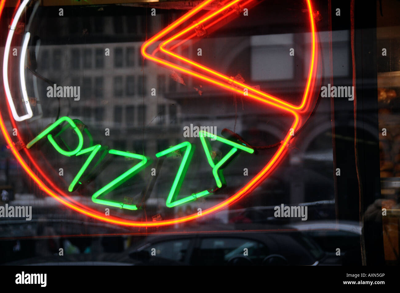 Insegna al neon in un urbano pizza vetrina Foto Stock