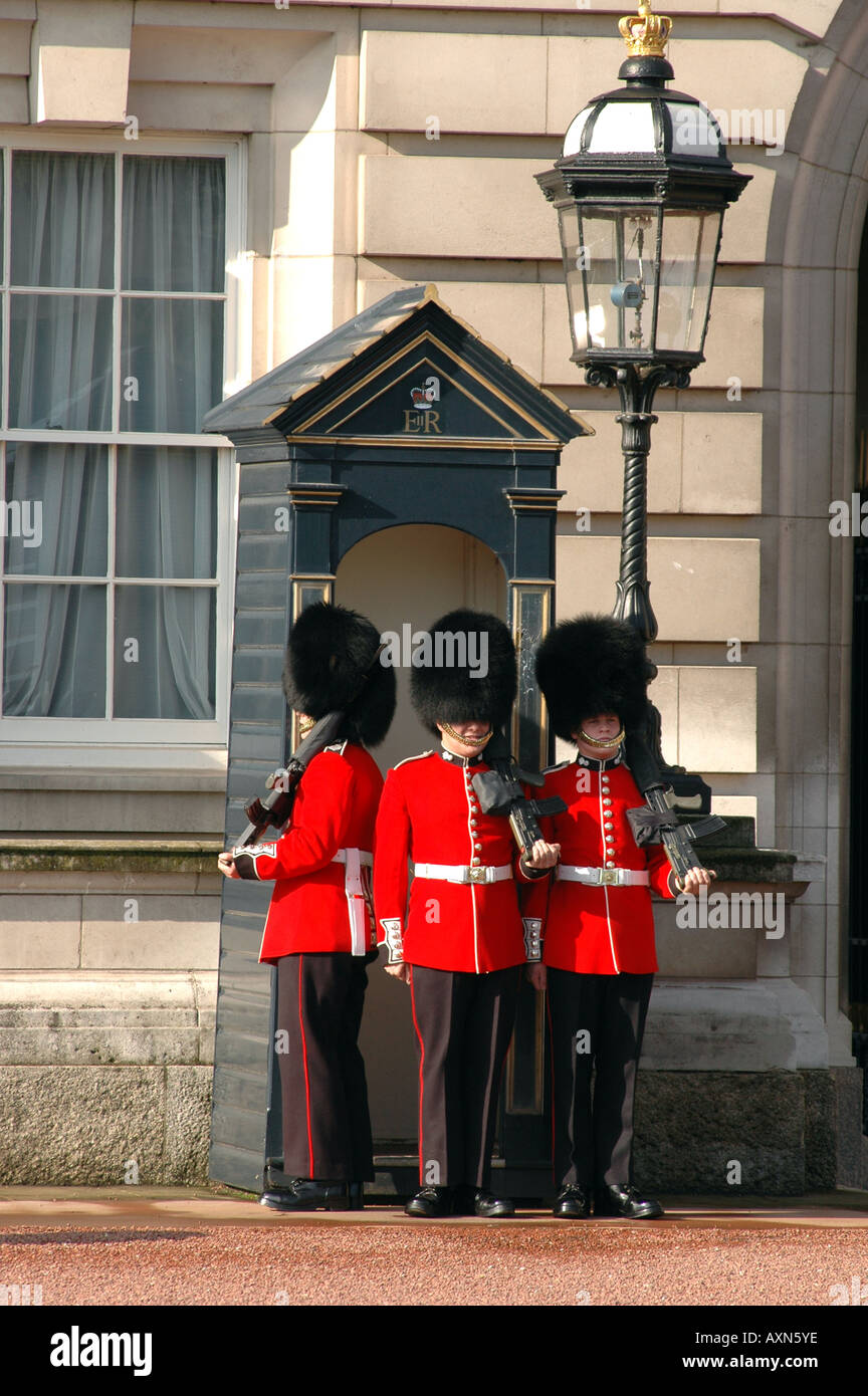 Le protezioni del piede di fronte a Buckingham Palace la residenza ufficiale della Regina Elisabetta II A LONDRA, REGNO UNITO Foto Stock