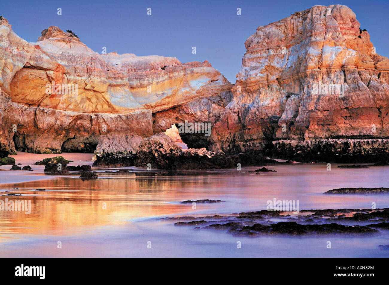 Le formazioni rocciose presso la spiaggia Praia do Vau, Portimao Algarve Foto Stock