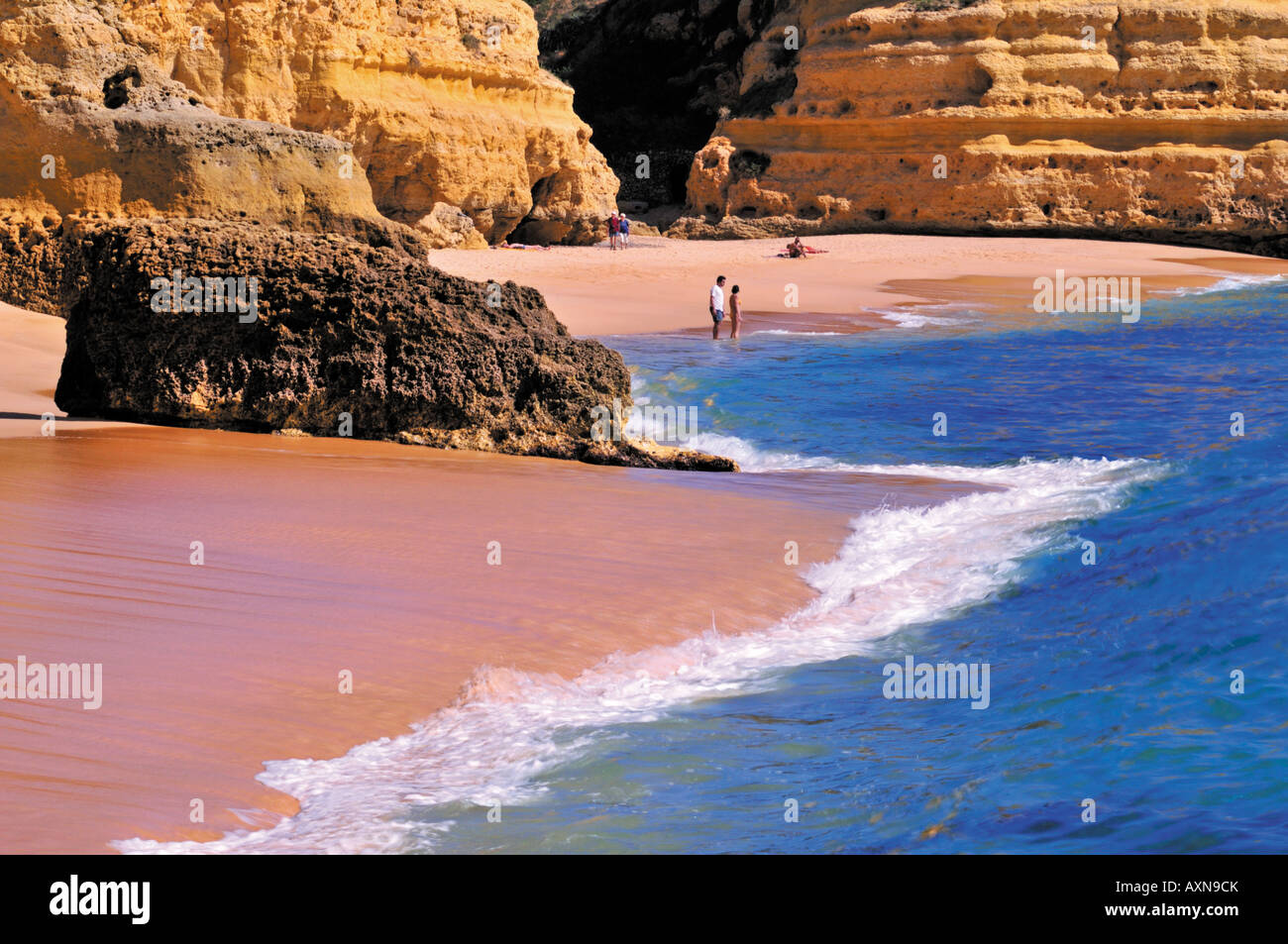 Praia da Marinha, a Benagil, Carvoeiro, Algarve, PORTOGALLO Foto Stock