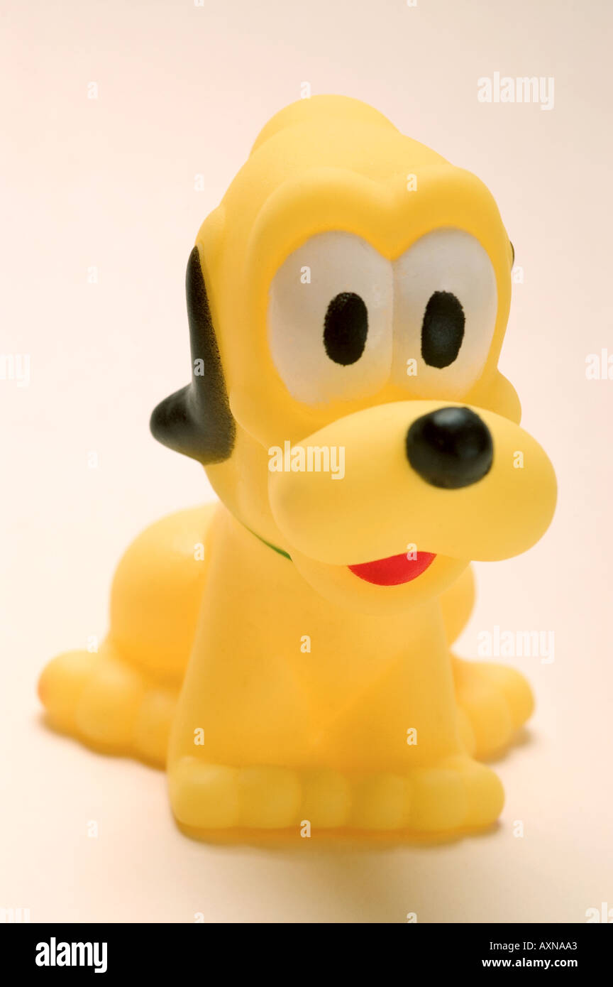 Giocattolo di gomma yellow dog figura animale simbolo di bambola infanzia singolo gioco baby cat tagliare ritagliato sullo sfondo bianco contorno tagliato Foto Stock