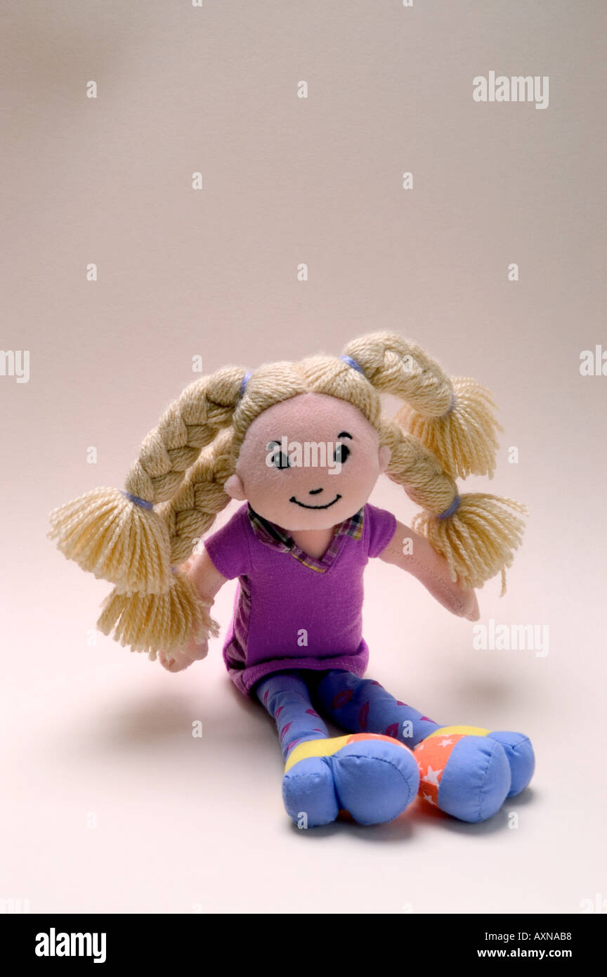La bambola giocattolo morbido treccia treccia treccia giocattolo di peluche di lilla viola vestito viola infanzia Foto Stock