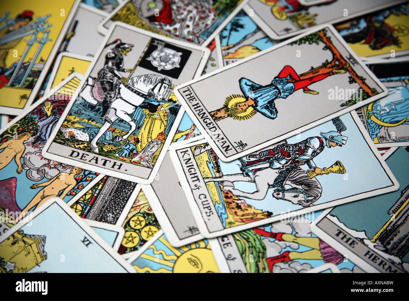 Le carte dei tarocchi con impiccato e morte Foto Stock