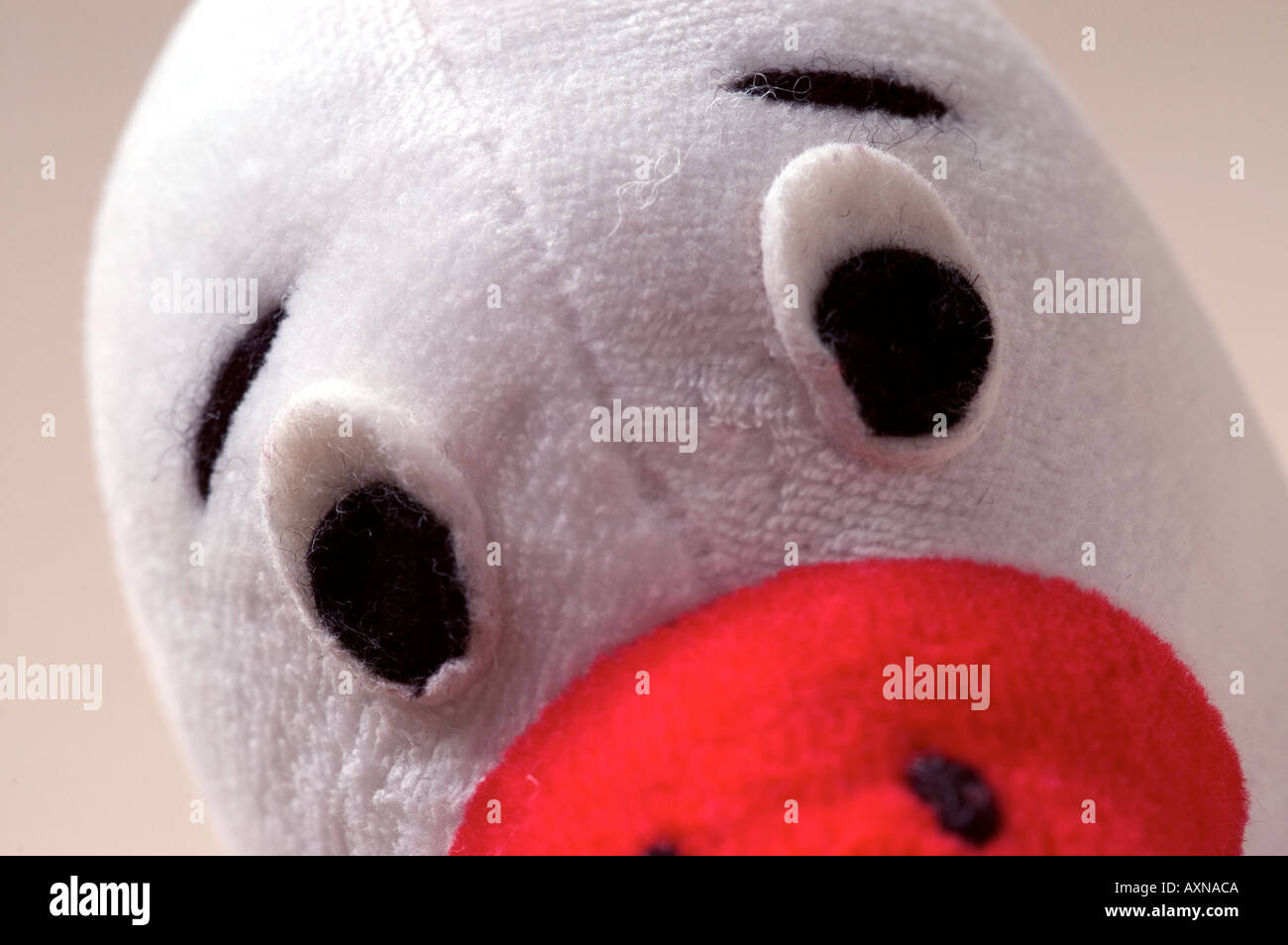 Cicogna animale giocattolo figura soft giocattoli di peluche di volto gentile guardare gli occhi neri becco rosso play Foto Stock