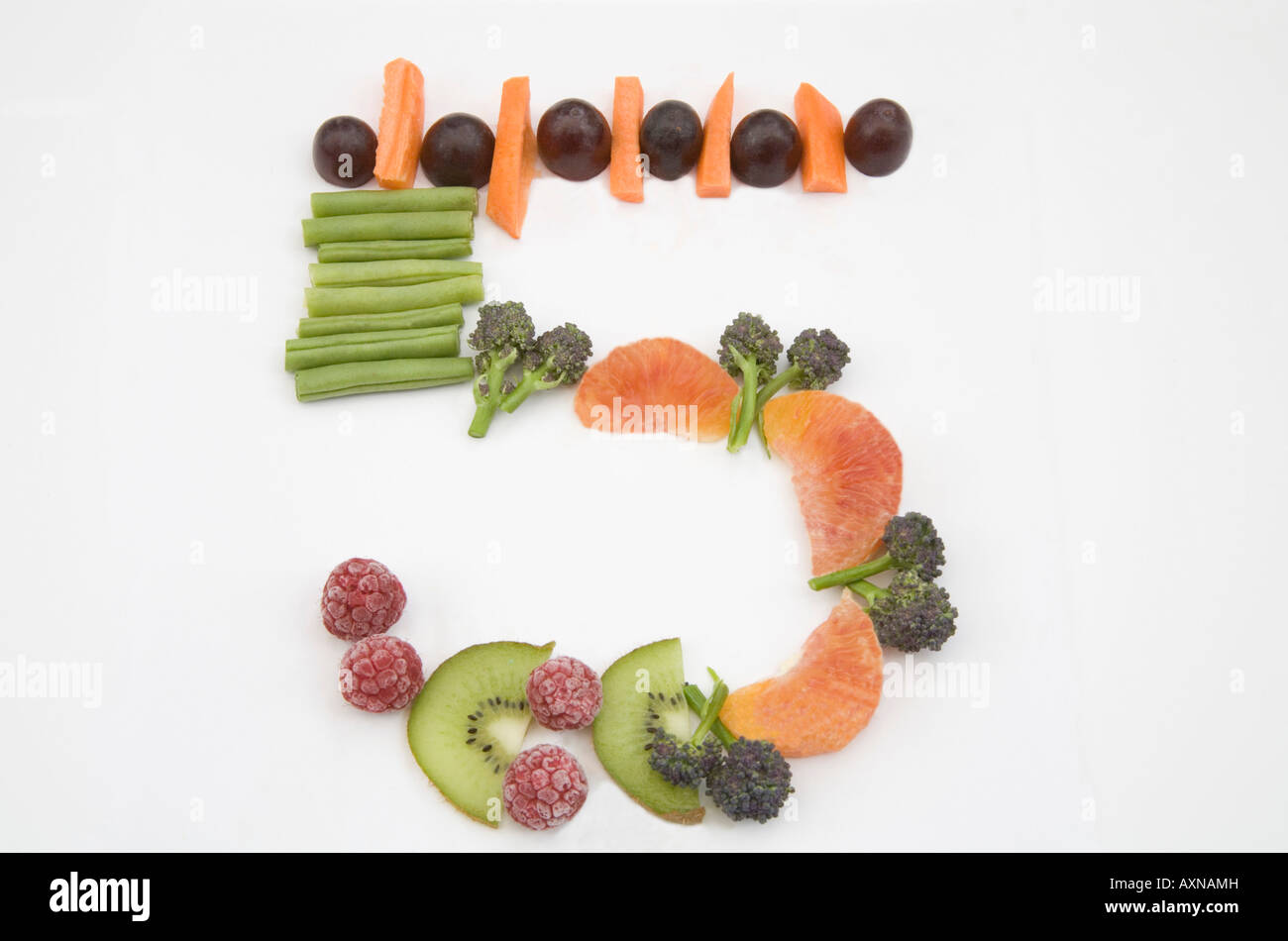 Studio di vita ancora vicino a una selezione di frutta e verdura che raffigura il suggerito cinque una aspirazione giorno Foto Stock