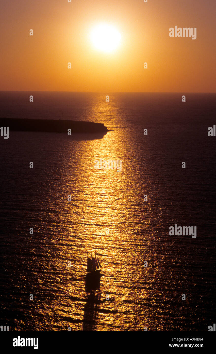 Nave in un tramonto dalla cittadina di Oia a Santorini Cyclades Grecia Foto Stock