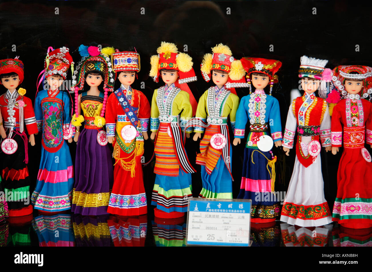 Colorate di etnia cinese bambole in vendita nel negozio di souvenir sul ponte di osservazione della Oriental Pearl Tower,Shanghai, Cina Foto Stock