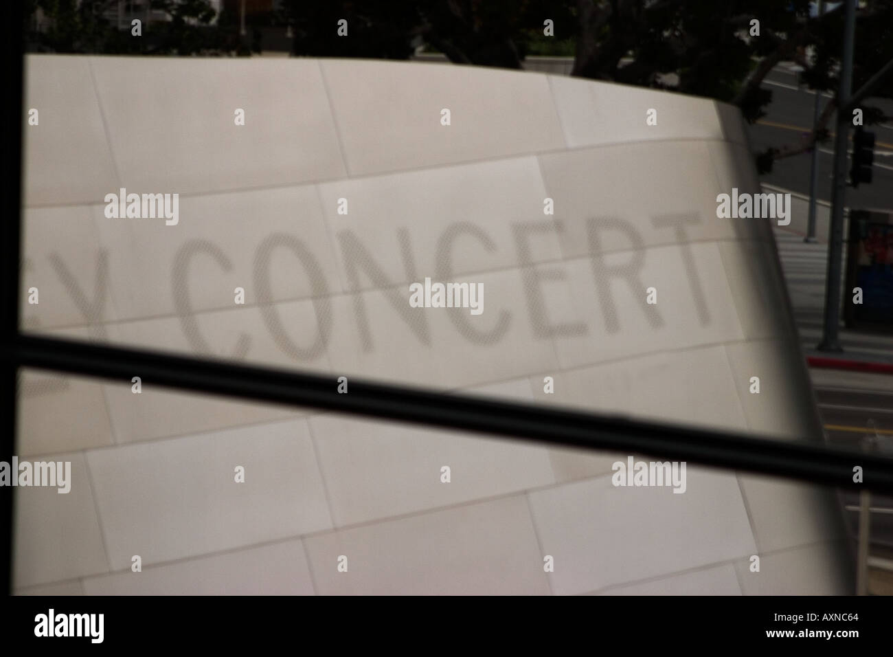 Parte del nome edificio sul lato esterno del Walt Disney Concert Hall interno di Los Angeles in California Foto Stock