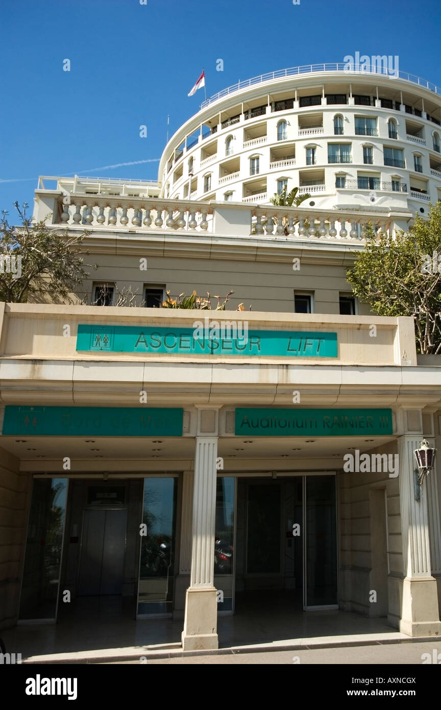 Ingresso dell'AUDITORIUM RAINIER III impianti di risalita che collega la piazza del Casinò e La Condamine Harbour, Monte-Carlo, Monaco, Europa Foto Stock