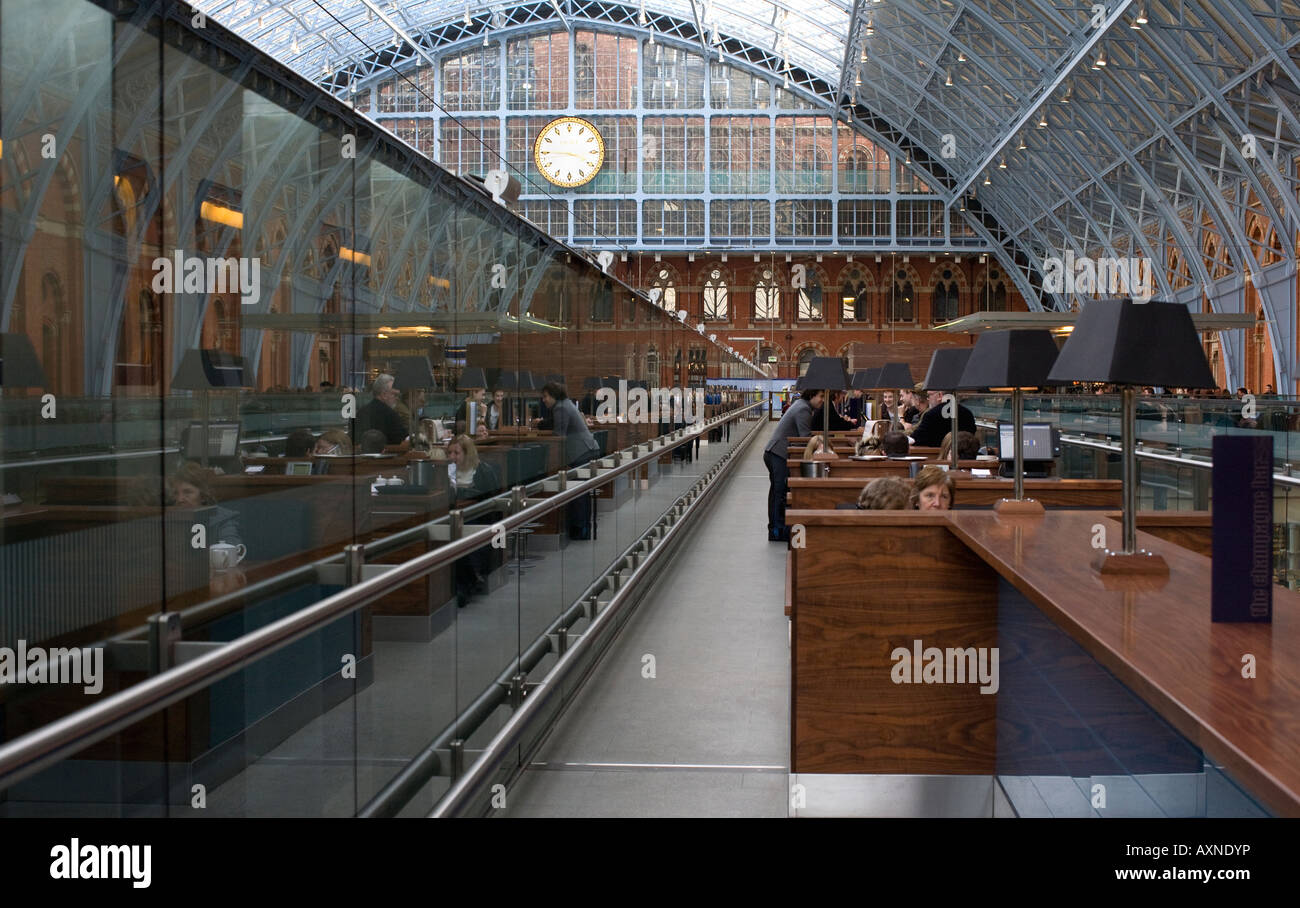 Champagne bar St.Pancras. overhead architectural metal work e orologio in distanza Foto Stock