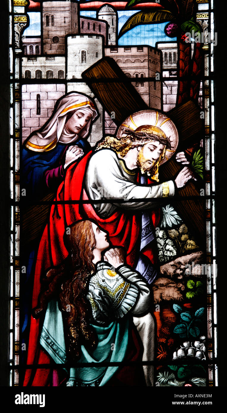 Dettaglio di una vetrata di Ward e Hughes raffigurante la passione di Cristo; via dolorosa Foto Stock
