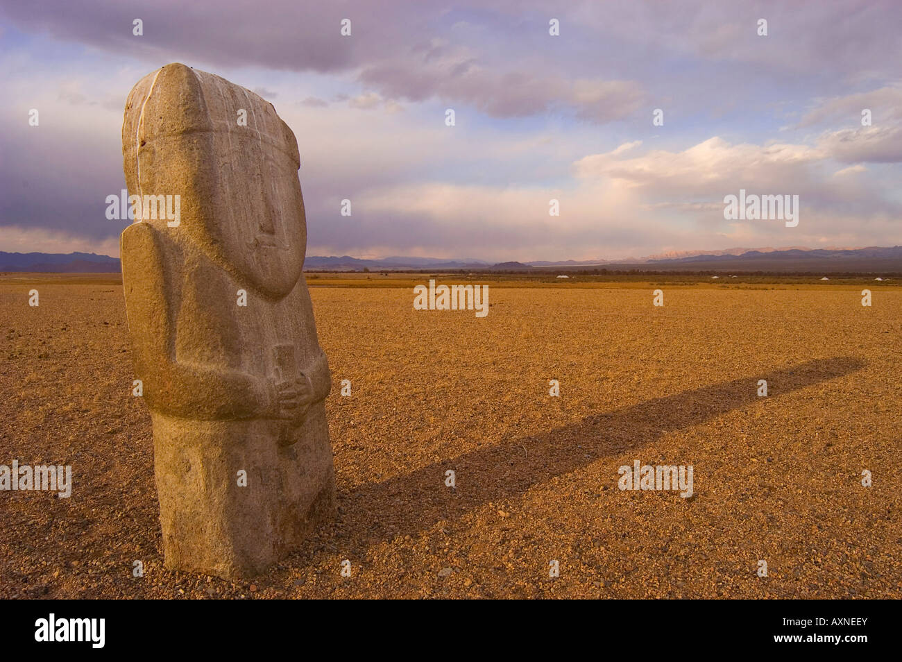 Un antico Balbal o turche pietra tomba detta per contrassegnare il luogo di sepoltura di guerrieri del Gran Khan nel Bayanuur Mongolia Foto Stock