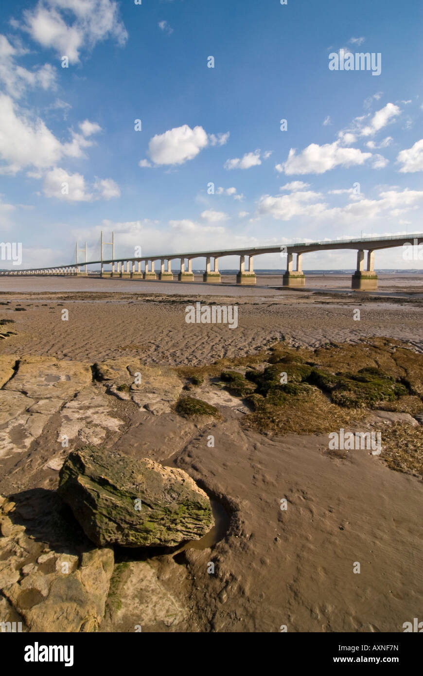 Verticale ampia angolazione del secondo ponte Severn [ail groesfan hafren] attraversando la Severn Estuary in una luminosa giornata di sole Foto Stock