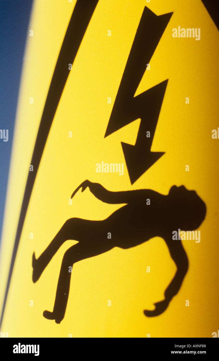 Il giallo di elettricità con segno iconico uomo fulminato e con il blu del cielo dietro Foto Stock