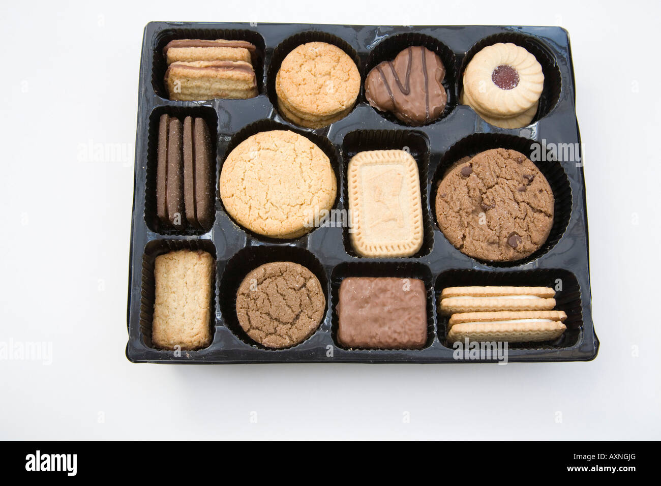 Studio di vita ancora vicino a una selezione di pianura la crema di latte e biscotti al cioccolato Foto Stock