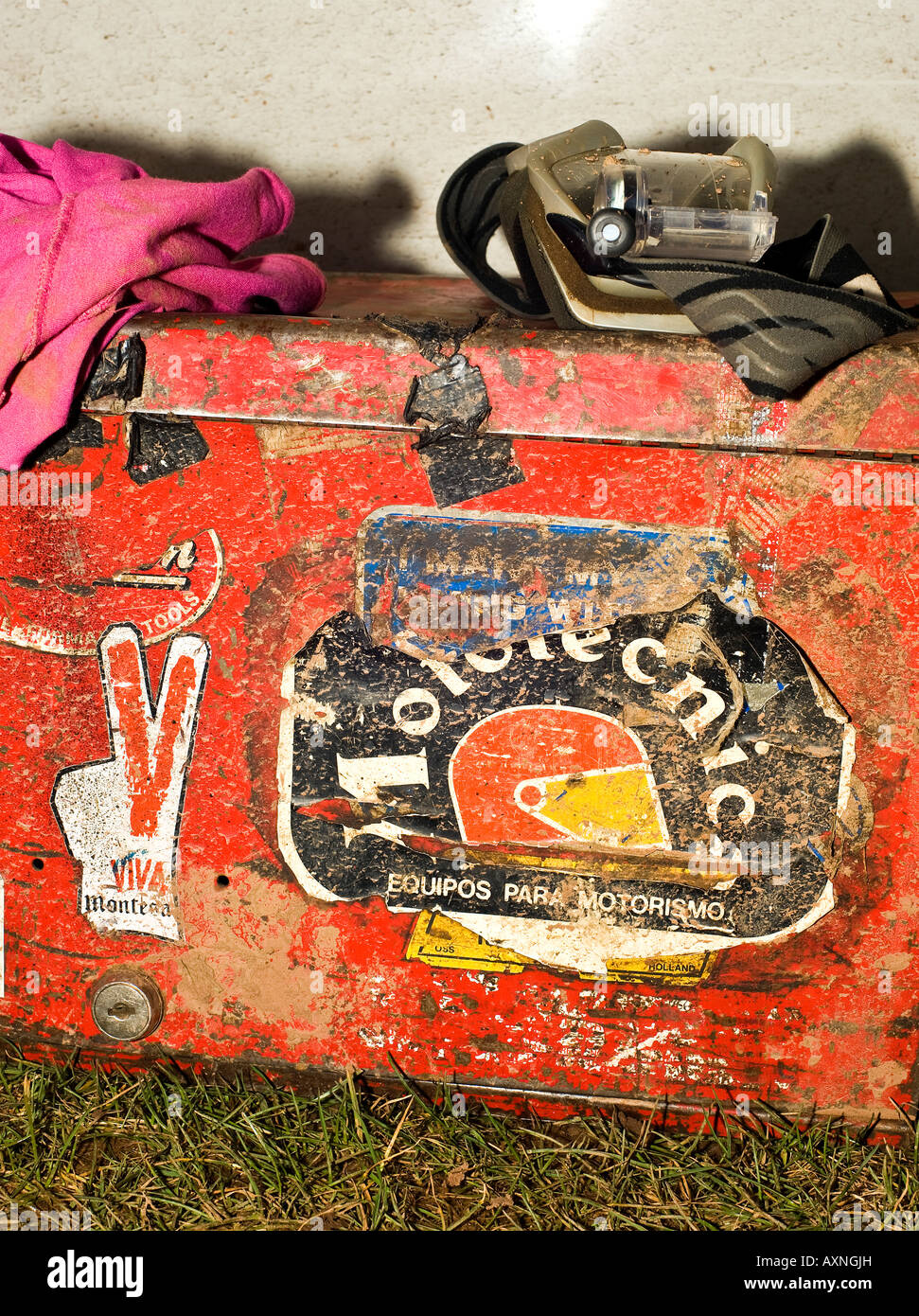Vecchio arrugginito attrezzo rosso toolbox dirt bike motocross vintage meccanico con gli occhiali e vecchi adesivi decadimento usurati Foto Stock