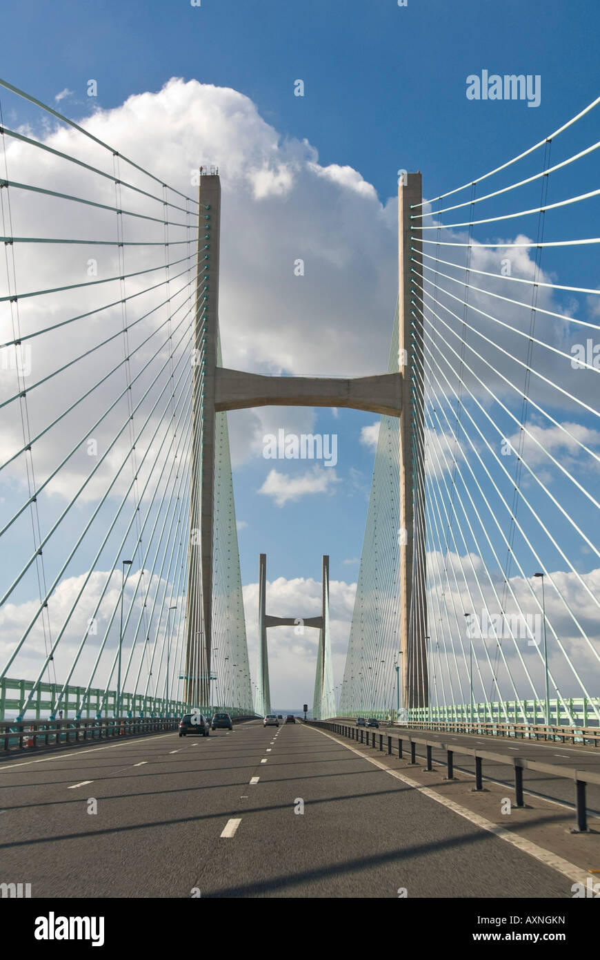 Verticale di vista ravvicinata del secondo ponte Severn [ail groesfan hafren] aka il Principe del Galles (ponte Pont Tywysog Cymru) attraversando la Severn estua Foto Stock
