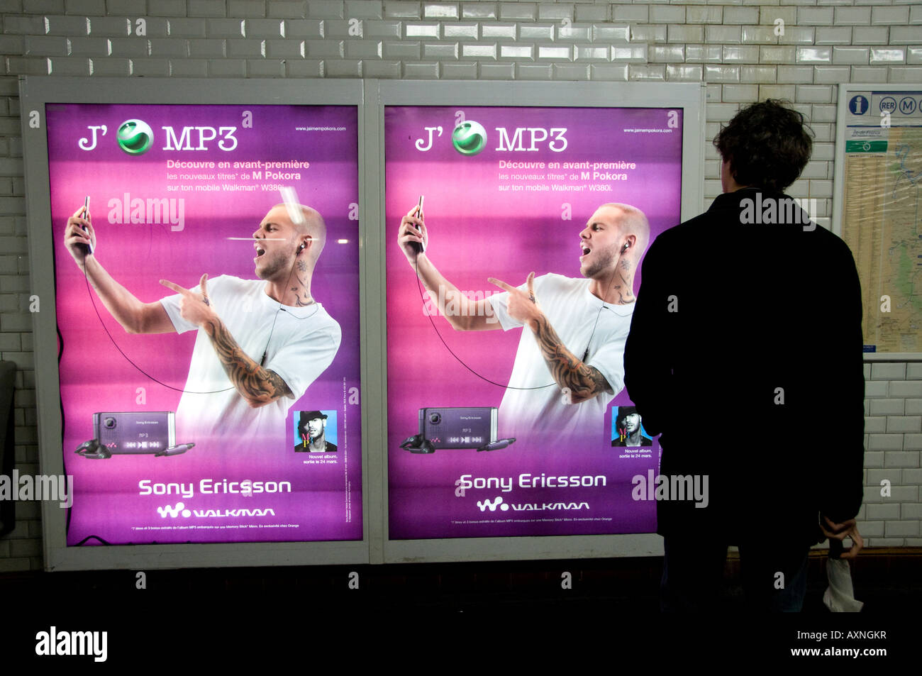 Parigi Francia Discoteca Metro treno per pendolari MP3 Sony Ericsson Foto Stock