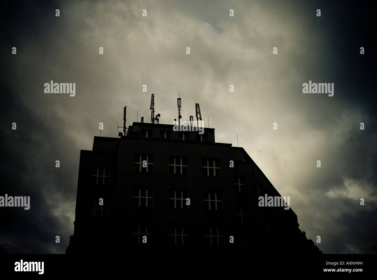 Torri radio su un imponente edificio Foto Stock