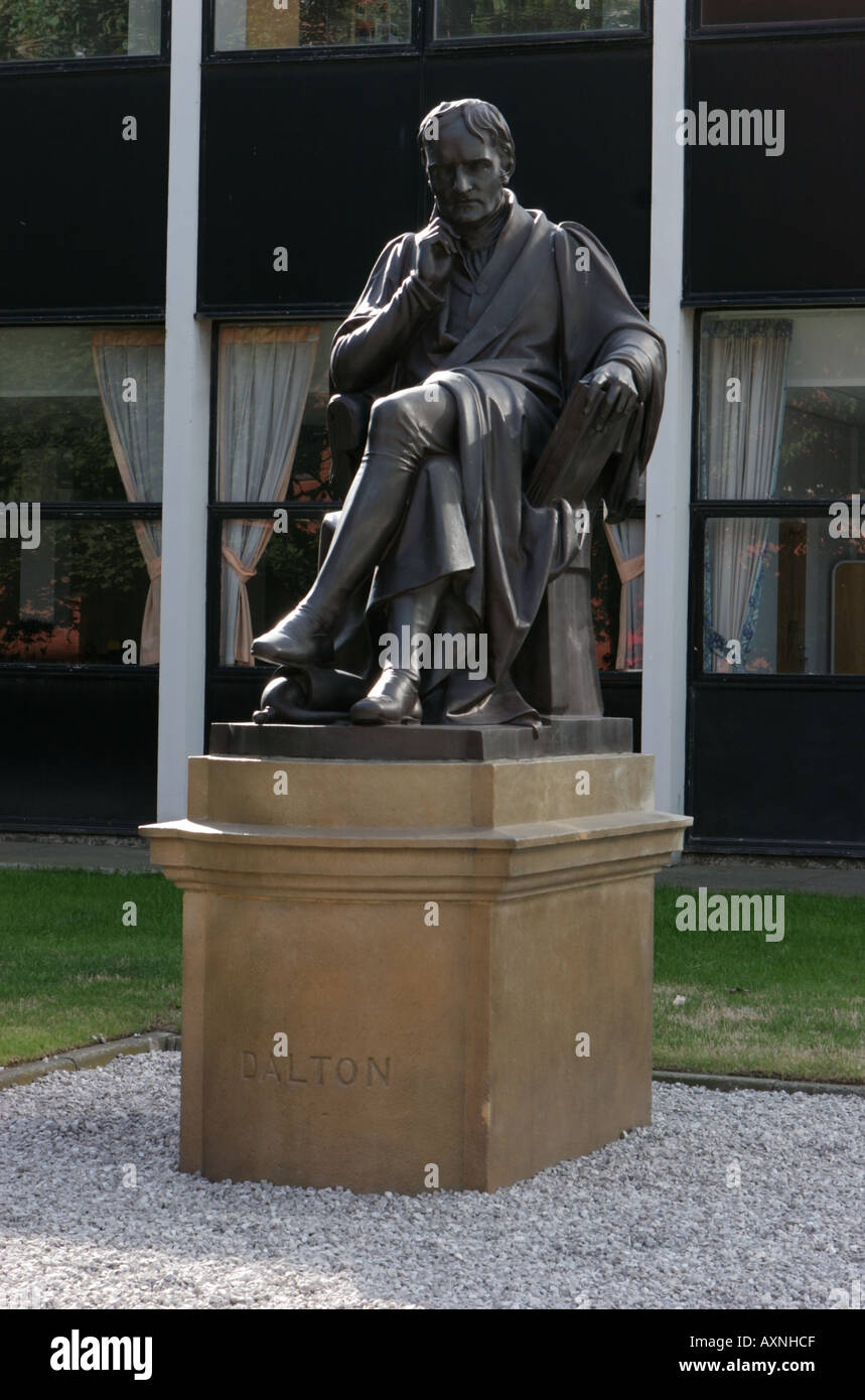 Statua di John Dalton 1766 1844 fuori Dalton Costruzione di Manchester Metropolitan University Manchester REGNO UNITO Foto Stock