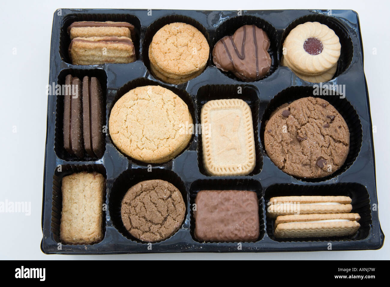 Studio di vita ancora vicino a una selezione di pianura la crema di latte e biscotti al cioccolato Foto Stock