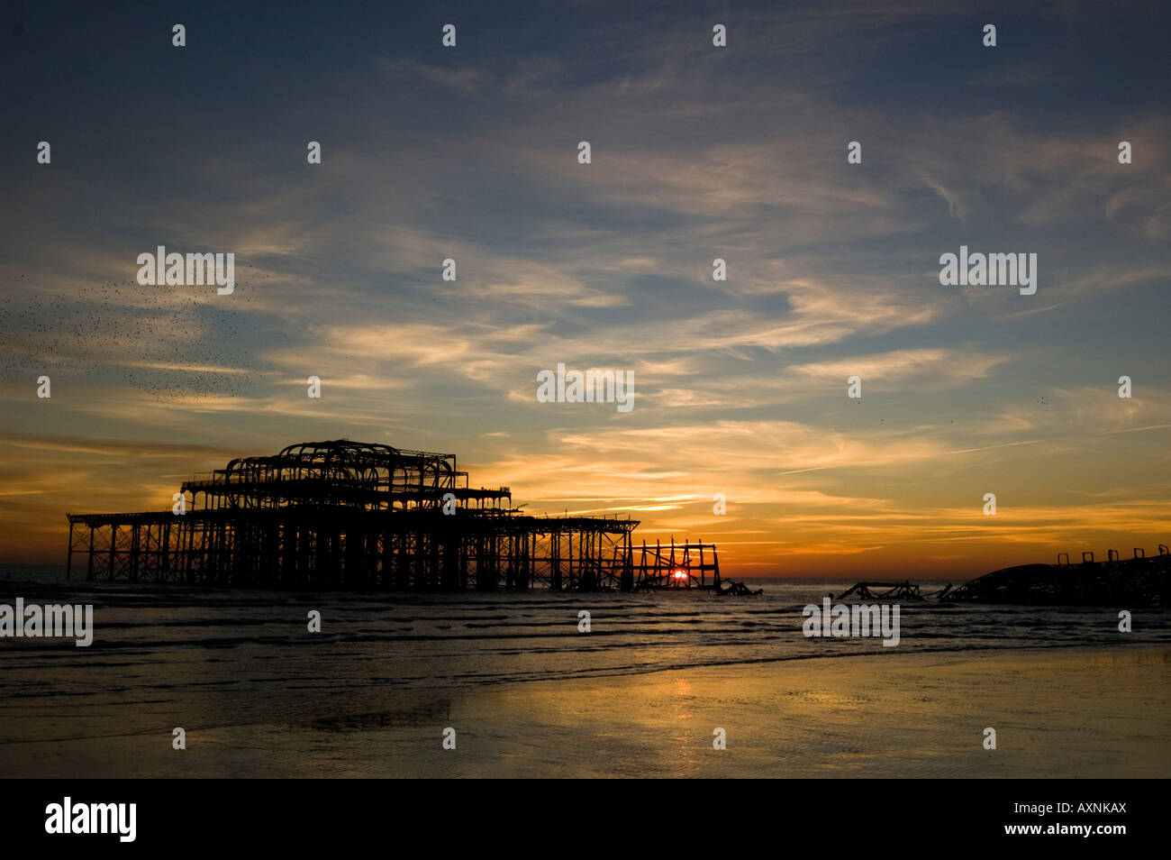 Molo Ovest al tramonto in Brighton, e Sussex, Inghilterra Foto Stock