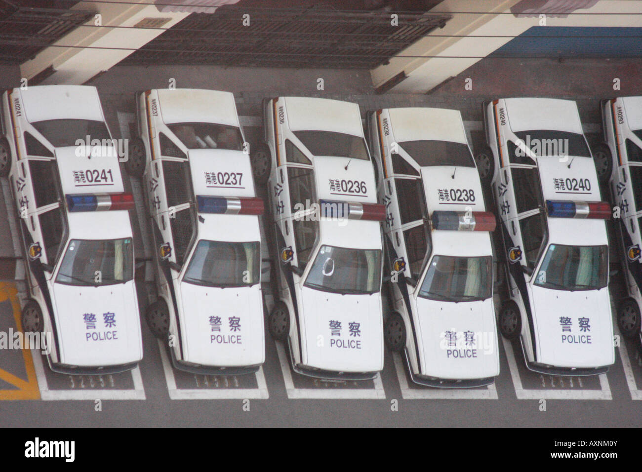 Lineup di polizia cinese auto al di fuori di un edificio della polizia di Shanghai Foto Stock