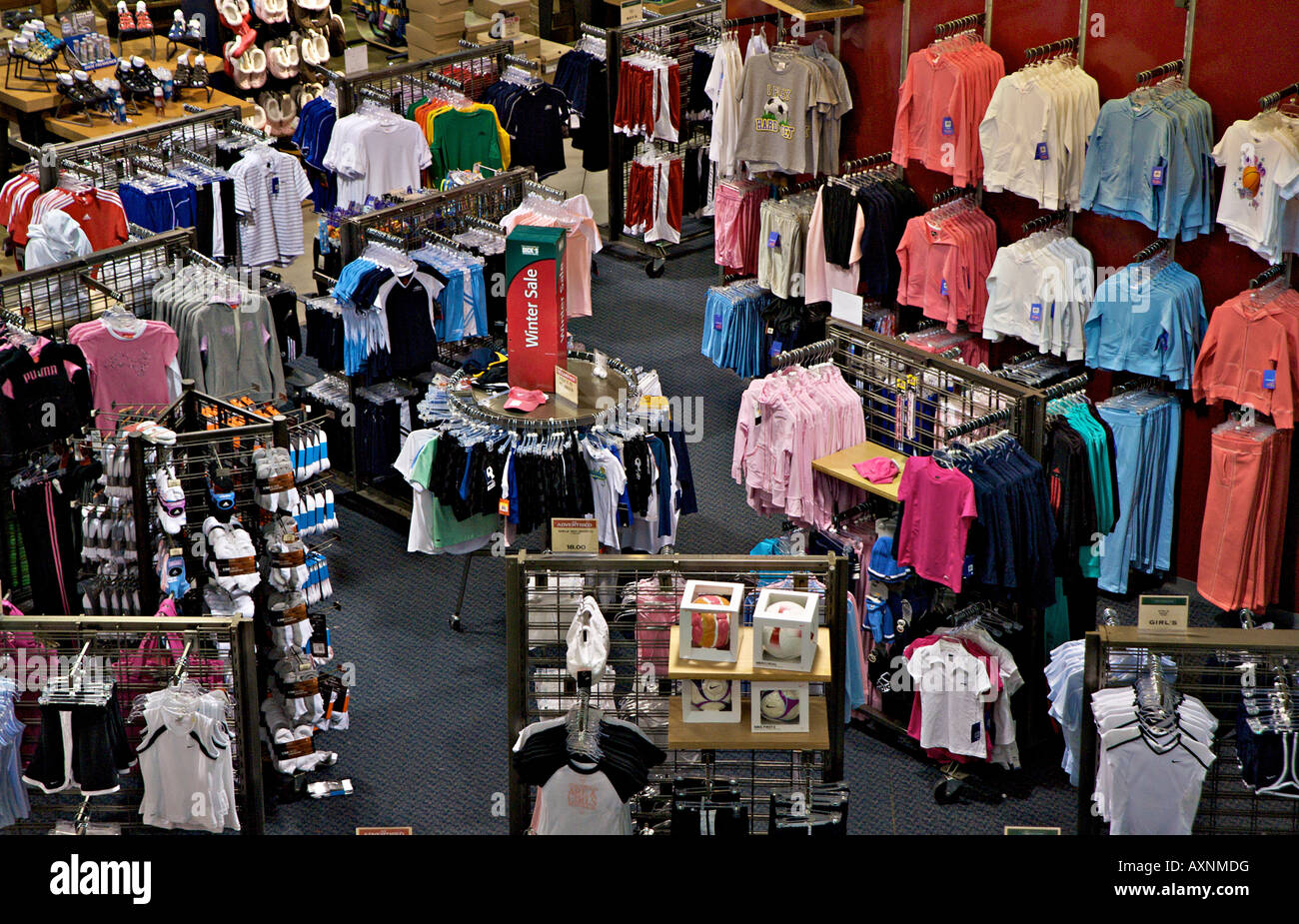 Retail negozio di articoli sportivi in un centro commerciale Foto Stock Retail negozio di articoli sportivi in un centro commerciale Foto Stock