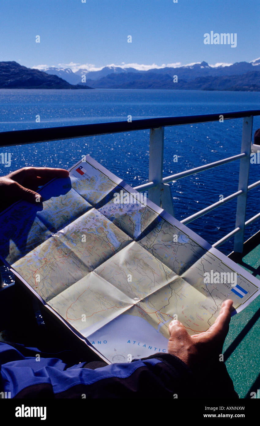 Turismo a guardare i canali di Patagonia mappa sul traghetto da Puerto Natales a Puerto Montt in Cile Foto Stock
