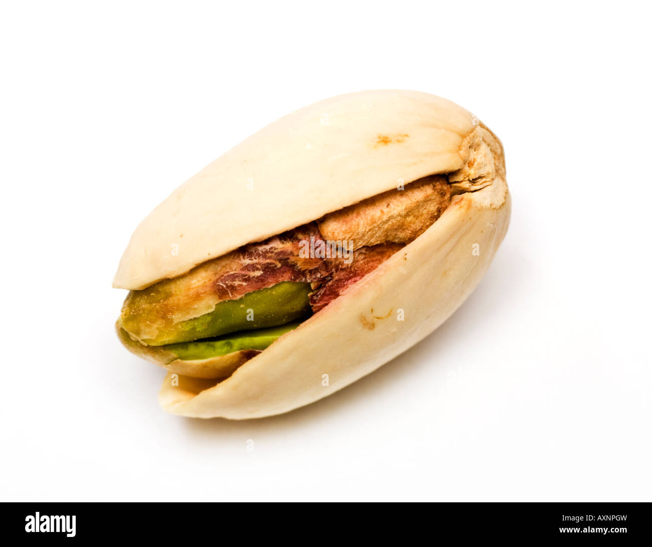 Unico pistacchio crepe aperte che mostra kernel close up Foto Stock