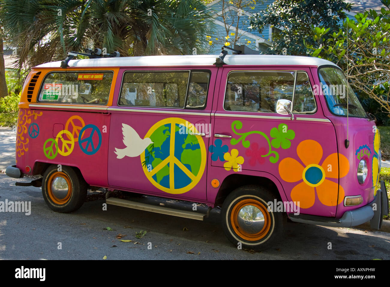 Vintage VW hippie bus su una strada in Clearwater, Florida Foto Stock