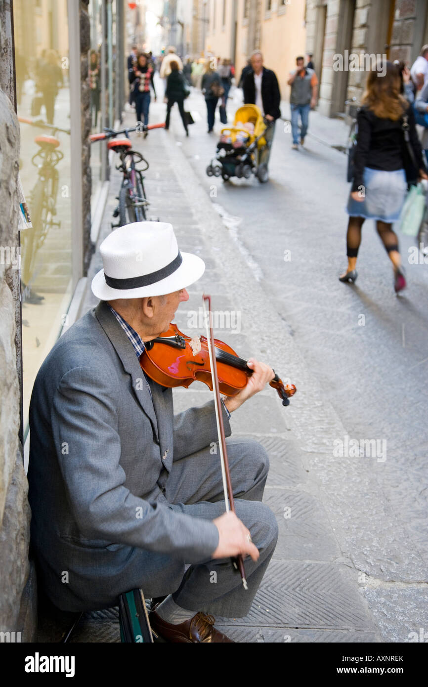 Uomo vecchio suonatore ambulante con il violino per le strade di Firenze Italia Foto Stock
