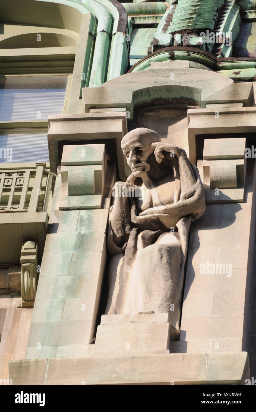 Uno dei quattro statue in cima a un edificio in Lower Manhattan che fu costruito nel 1906-07 per il New York Evening Post. Foto Stock