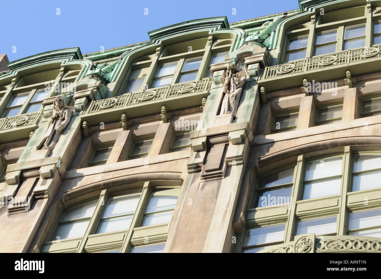 Gutzon Borglum, scultore del monte Rushmore e ha lavorato su statue in cima a un giornale a Manhattan che fu costruito nel 1906-07. Foto Stock