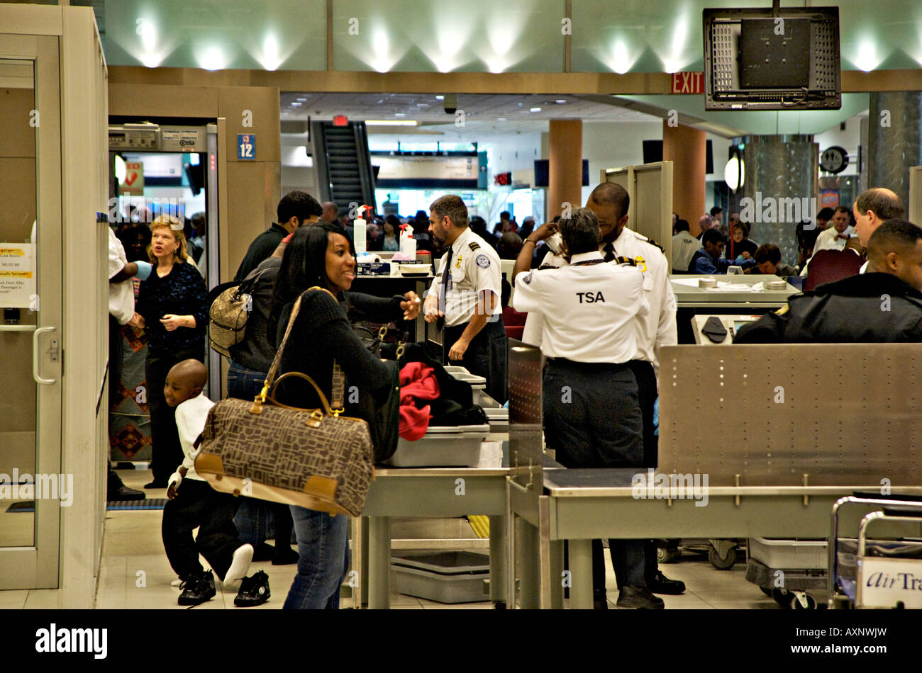 Controlli di sicurezza in aeroporto check point atlanta in Georgia Foto Stock