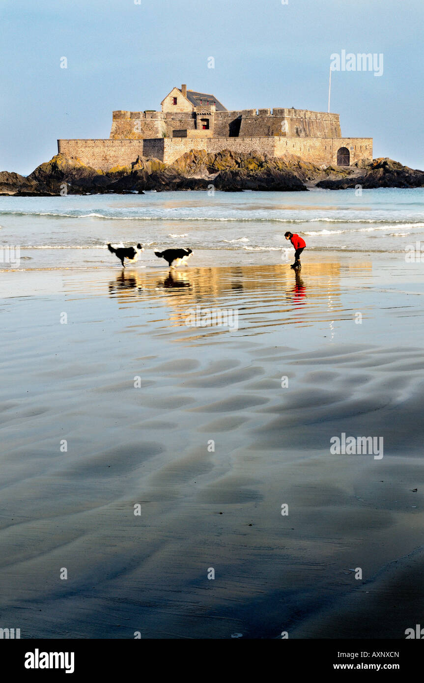 Fort National a Saint Malo e la spiaggia in inverno. Foto Stock